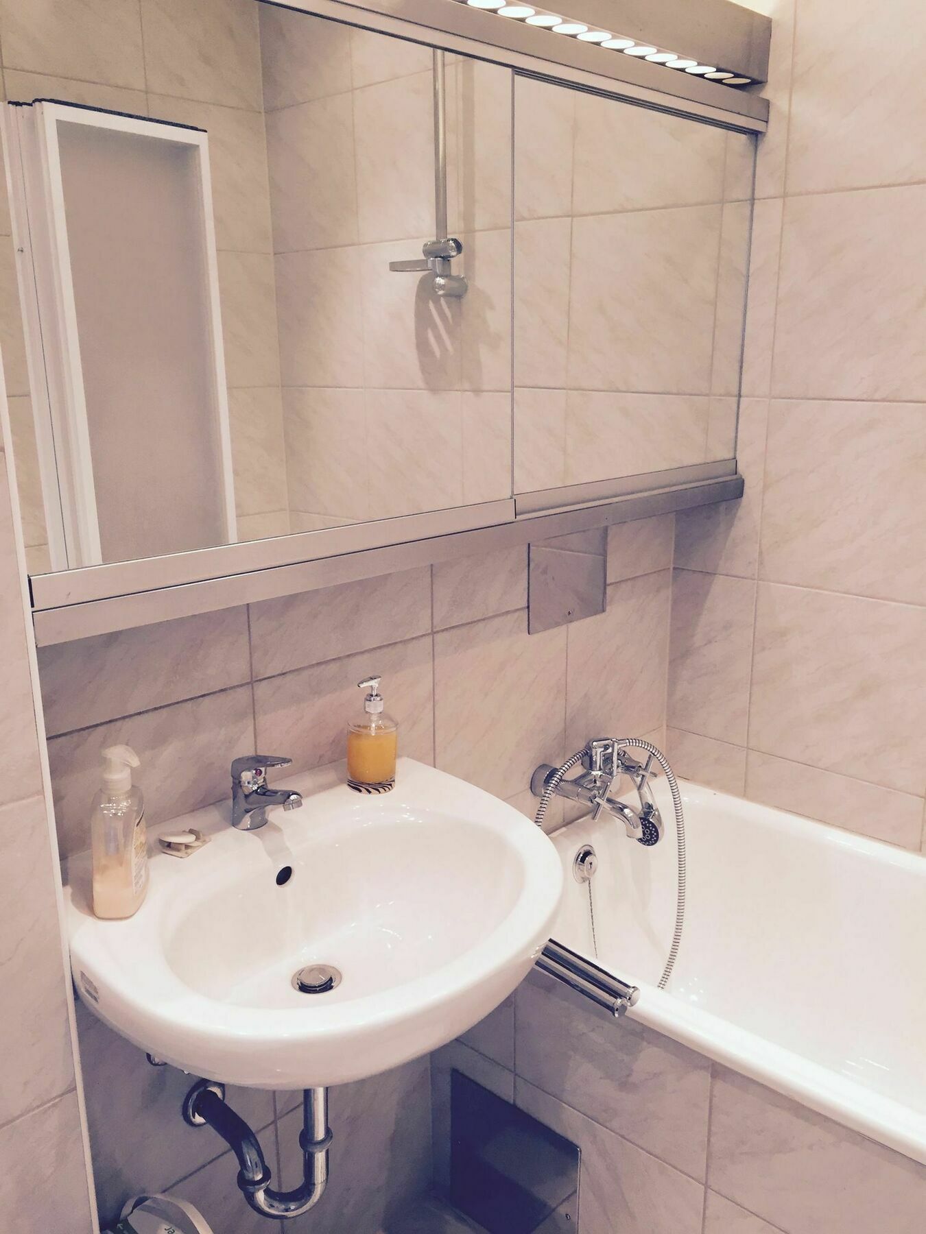 Affordable Studio Near City Center Wenen Buitenkant foto